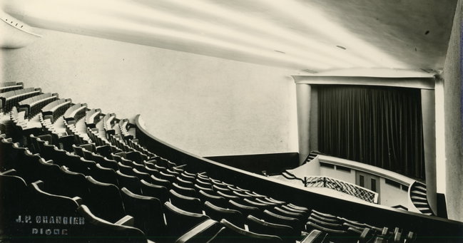 Photographie d'archive de la scène du TOP vue depuis le balcon