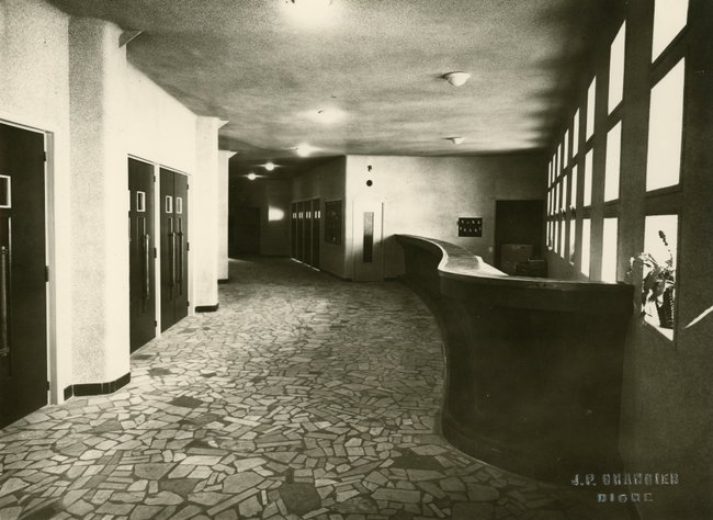 Photographie d'archive du hall d'accueil du TOP et de son comptoir